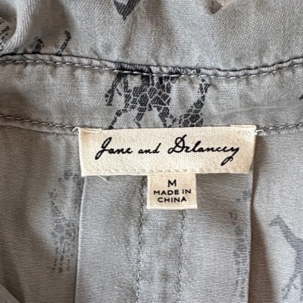 Light Gray giraffe Printed Button-Front Blouse - Picture 2 of 3